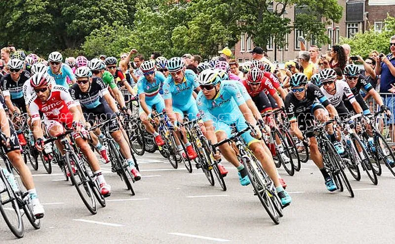 火炬传递的光影：运动会赛事现场的精彩瞬间